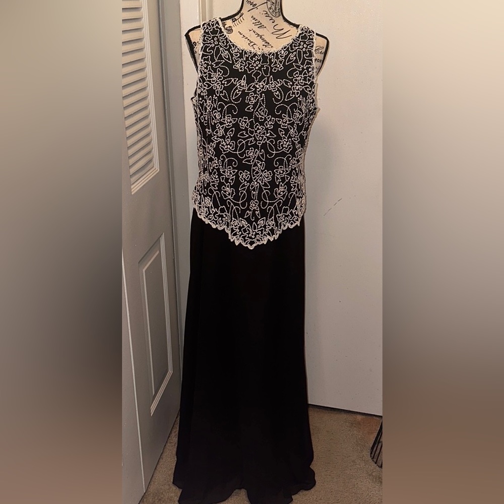 Beautiful J Kara Black formal dress- beaded bodice,floor length,sleeveless Sz 12